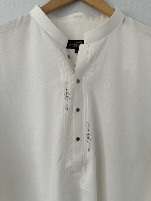 almirah off white kurta